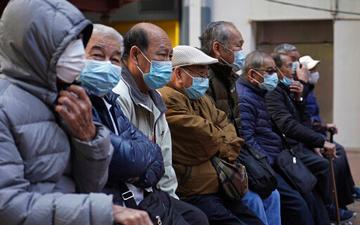 Men wearing face masks - AP Photo/Kin Cheung